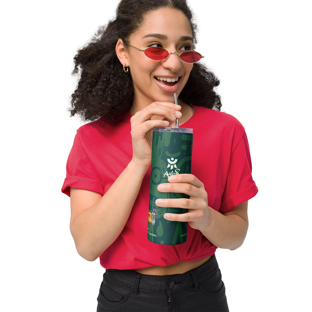Fotografía de modelo sonriendo mientras utiliza el vaso térmico de acero inoxidable verde de Autónomos Salvajes, uno de los accesorios de oficina divertidos más originales para regalar.