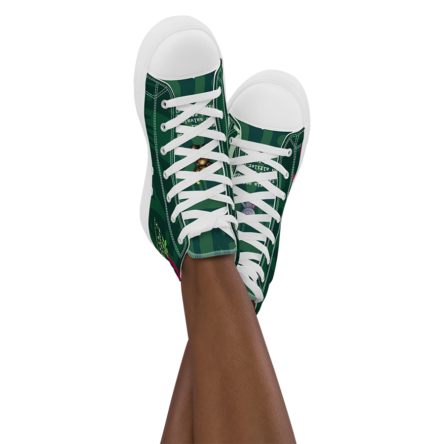 Vista superior de las zapatillas de Autónomos Salvajes con mensajes ocultos impresos en la lengüeta, el merchandising para autónomos y diseñadores más exclusivo.
