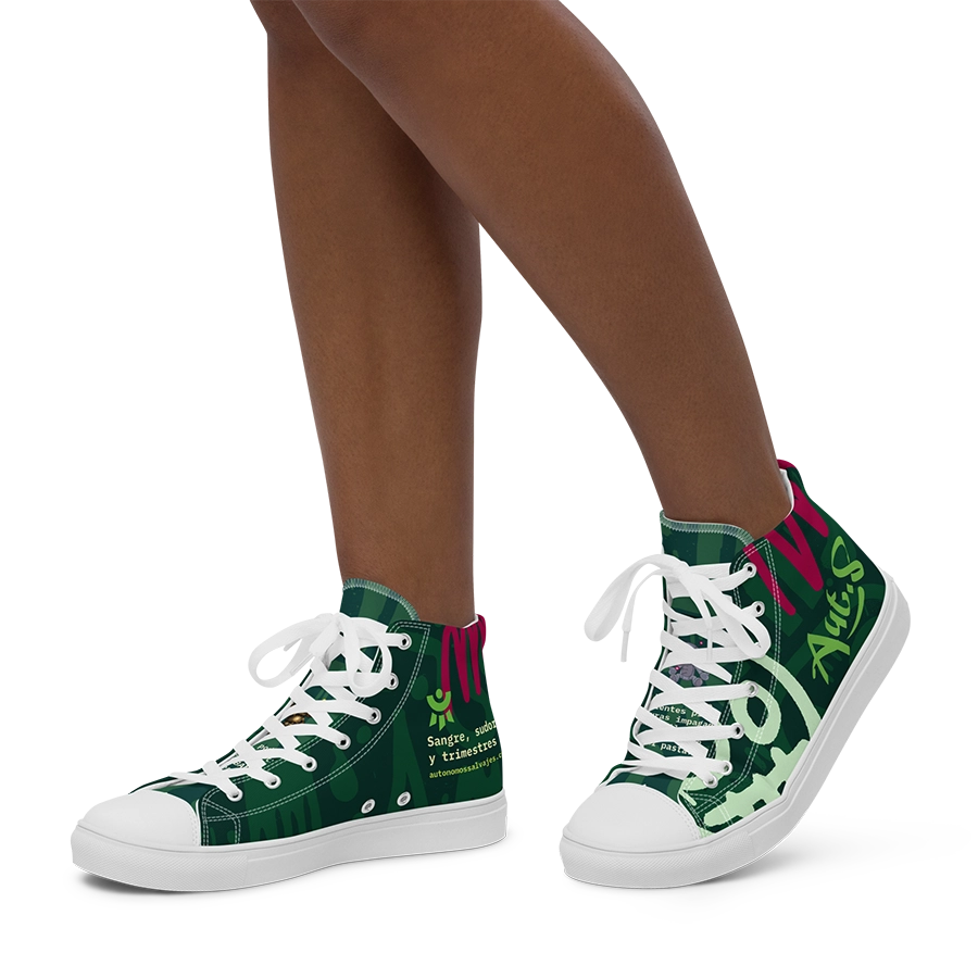 Fotografía de modelo vistiendo las zapatillas de lona de caña alta de Autónomos Salvajes, una propuesta de regalos divertidos para autónomos y emprendedores.