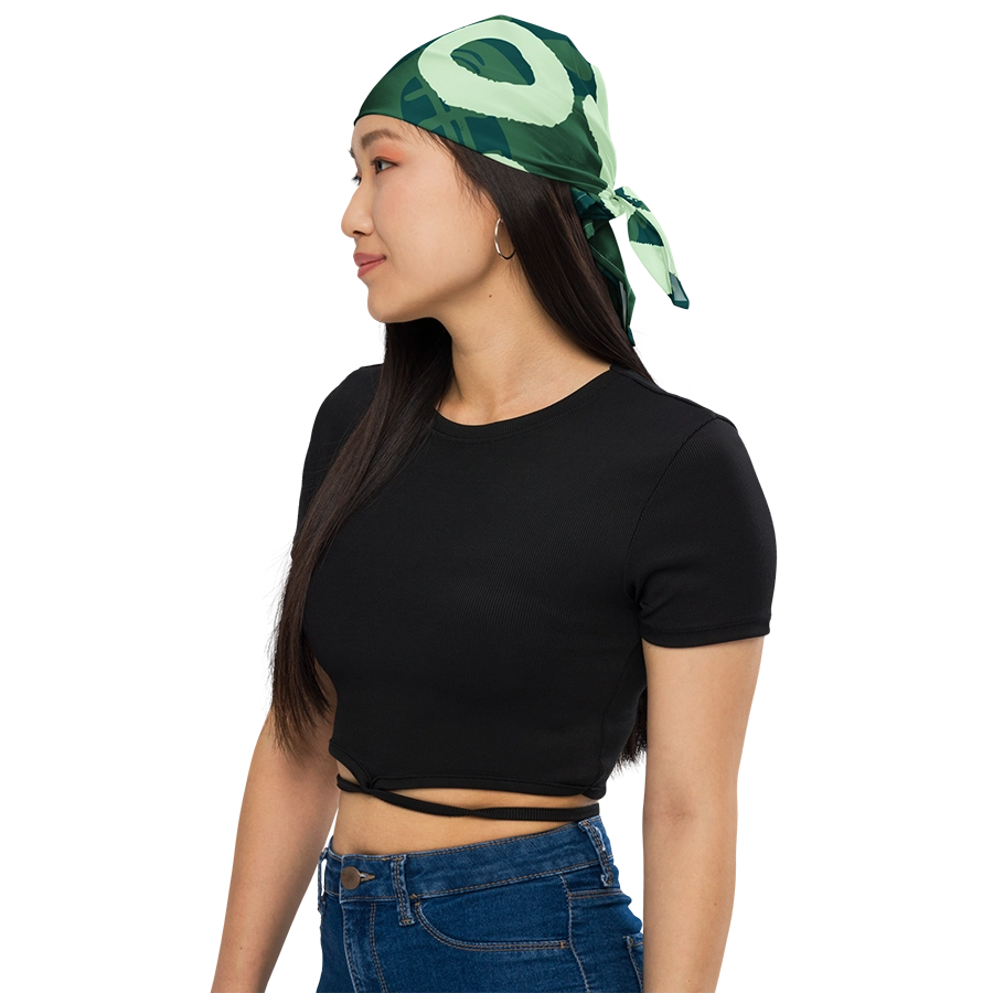 Modelo de perfil vistiendo la bandana verde de Autónomos Salvajes anudada en la cabeza, uno de los regalos originales para freelance más versátiles.