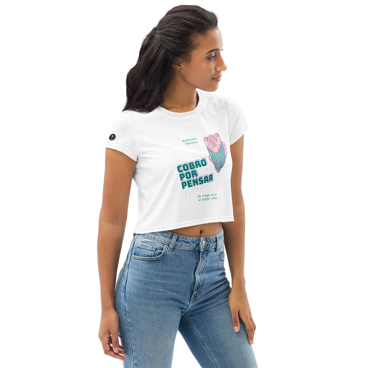 Modelo vistiendo la camiseta corta tipo crop de Autónomos Salvajes con la frase Cobro por pensar, una opción de ropa divertida para autónomos y emprendedores.